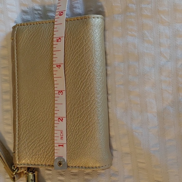 🍁GUESS GOLD WALLET WITH WRISTLET - Picture 9 of 10